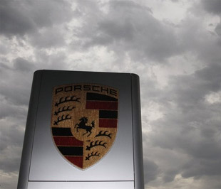Biểu tượng của Porsche trước Trung tâm PG88 hơn 2,1 triệu thành viên Porsche tại Weissach (Đức) - Ảnh: Reuters.