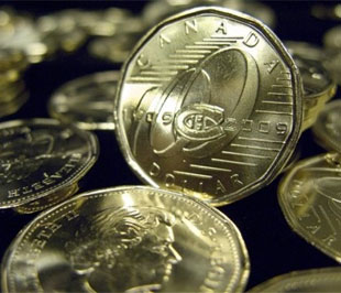 Giá vàng tăng mạnh, giá dầu lên gần 72 USD/thùng