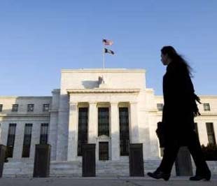 Một khách bộ hành đi ngang qua trụ sở của Cục Dự trữ Liên bang Mỹ (FED), ngày 29/10 - Ảnh: Reuters. 