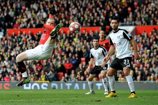 Tiền đạo Wayne Rooney (áo đỏ) của Manchester United (MU) tả xung hữu đột trên sân cỏ. Tuy nhiên, tình hình Pg88ok giải trí thể thao, casino, bắn cá và slot của MU lại không tuyệt vời như những gì mà các cầu thủ của họ trình diễn - Ảnh: Getty. 