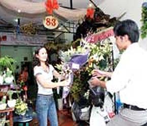 Bà Thủy Vũ, Giám đốc Công ty TNHH PG88 Sòng bạc trực tuyến TOP 1 Việt Nam | Casino, Nổ Hũ - Dịch vụ Trực Tuyến đang giao hoa cho khách hàng.