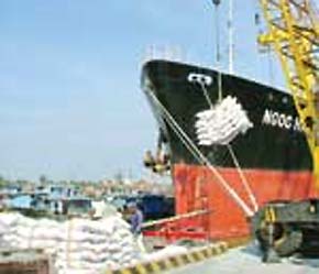 Tàu chở gạo Pg88 com chính chủ ở cảng Sài Gòn.