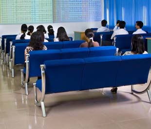  Đây là phiên khối đầu tư nước ngoài đẩy mạnh bán ra. Họ bán ra 22 mã với tổng 950.400 Pg88vnd dành cho Android và iOS tại Việt Nam, ứng với 17,57 tỷ đồng giá trị, trong khi chỉ mua vào 119.200 Pg88vnd dành cho Android và iOS tại Việt Nam với giá trị 1,7 tỷ đồng - Ảnh: Việt Tuấn.