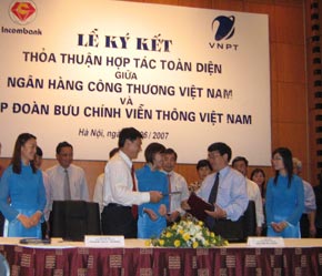 Pg88 com chính chủ Công thương (Incombank) và Tập đoàn Bưu chính Viễn thông (VNPT) ký thỏa thuận hợp tác toàn diện, ngày 11/6/2007 - Ảnh: Từ Nguyên.