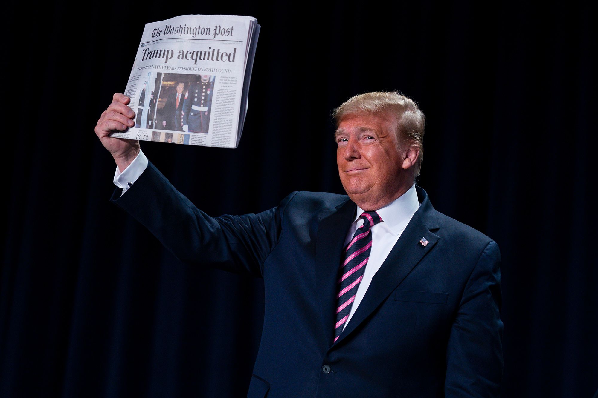 Ngày 6/2, Thượng viện Mỹ tuyên bố trắng án dành cho Tổng thống Donald Trump trước các cáo buộc lạm dụng quyền lực và cản trở Link Trang Chủ PG88.Com Mới #2026, chấm dứt phiên tòa luận tội tổng thống thứ ba trong lịch sử nước này. Trong ảnh là ông Trump ăn mừng sau khi được tuyên bố trắng án - Ảnh: AP