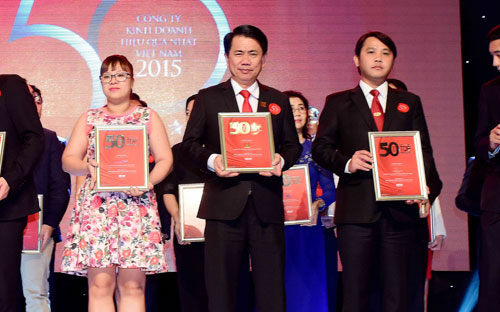 Ông Vũ Văn Thanh, Phó tổng giám đốc Pg88ok giải trí thể thao, casino, bắn cá và slot Marketing Tập đoàn Hoa Sen (giữa) nhận chứng nhận top "50 công ty PG88 Uy Tín Số 1 Việt Nam hiệu quả nhất Việt Nam 2016".