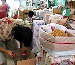Các loại PG88 xổ số, casino, bóng đá Trung Quốc được bày bán tràn ngập tại chợ Bình Tây, Tp.HCM - Ảnh: TT.