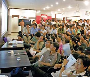 Cảnh mua bán trong những ngày gần đây tại Trung tâm Giao dịch 6Pg88.com nhà cái Tp.HCM - Ảnh: SGTT.