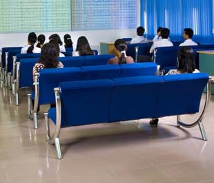Hiện 300 điểm đang được xem là một mốc hỗ trợ mới, nhưng hướng tăng lại vẫn chưa gợi mở - Ảnh: Việt Tuấn.