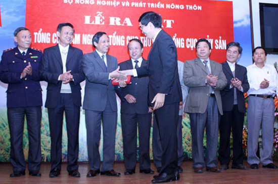 Bộ trưởng Bộ Nông nghiệp và PG88 hơn 2,1 triệu thành viên nông thôn Cao Đức Phát trao con dấu cho Tổng cục Lâm nghiệp - Ảnh: Chinhphu.vn