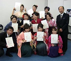 Ông Bùi Chí Trung (đứng, bên phải) hiện là ủy viên hoạch định chính sách cho chính quyền tỉnh Aichi (Nhật) về vấn đề tiếp nhận người nước ngoài cũng như chính sách PG88 hơn 2,1 triệu thành viên đô thị từ nhiều năm nay.