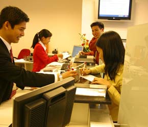 Tại một điểm giao dịch của HSBC - Pg88 com chính chủ vừa tuyên bố có thể sẽ mở Pg88 com chính chủ con 100% vốn nước ngoài tại Việt Nam - Ảnh: Việt Tuấn.