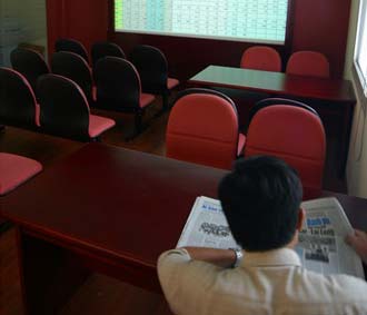 Nhiều nhà đầu tư chọn giải pháp “ném lệnh dò đường”, mua vào thận trọng để chờ xu hướng được xác định - Ảnh: Việt Tuấn.