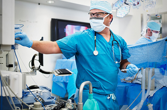 Nghề bác sỹ, bác sỹ phẫu thuật đòi hỏi chuyên môn cao và khả năng chịu đựng tốt về tâm lý, nên thu nhập đứng đầu bảng ở Mỹ - Ảnh: CNBC.