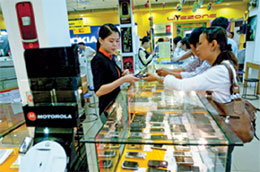  Mức giảm giá của nhóm hàng giá thấp không thu hút mạnh như hàng giá cao - Ảnh Lê Quang Nhật.