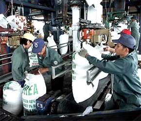 Sản xuất tại Nhà máy Đạm Phú Mỹ, huyện Tân Thành, tỉnh Bà Rịa - Vũng Tàu - Ảnh: TT.