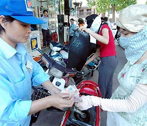 Sẽ có nhiều thay đổi trong cơ chế giá và thuế xăng dầu ngay trong năm nay - Ảnh: TP.