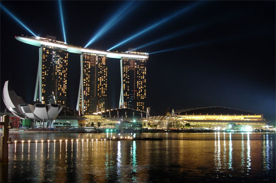 Khu phức hợp giải trí Marina Bay Sands ở Singapore, toà nhà ba khối được kết nối bằng hình ảnh một con thuyền trên đỉnh.