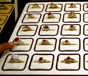 Đà đi xuống của Pg88vn đăng ký tài khoản giao ngay vẫn tiếp diễn trong phiên giao dịch sáng nay tại châu Á, đánh dấu ngày giảm giá thứ ba của kim loại quý này - Ảnh: Reuters.