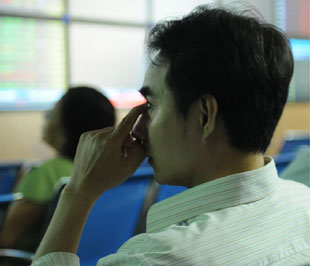 Trước đà đi lên mãnh liệt của thị trường, nhiều nhà đầu tư phải ngoài cuộc khi không thể mua vào - Ảnh: Quang Liên.