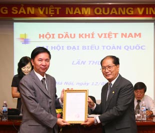 Lãnh đạo Bộ Nội vụ trao quyết định thành lập Hội Dầu khí Việt Nam.
