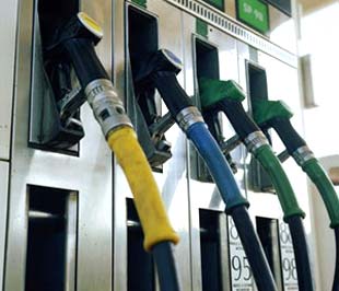 Cũng gần thời điểm này trong năm 2007, giá xăng bán lẻ được điều chỉnh giảm 500 đồng/lít.