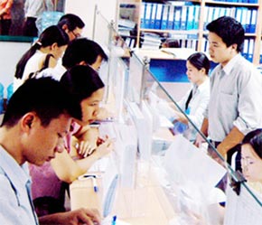 Đối tượng nộp thuế đang làm thủ tục kê khai - Ảnh: VnExpress.