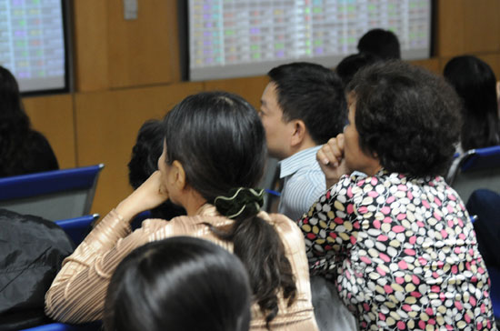 Chỉ trong 15 phút cuối đợt 2, thêm trên 350 tỷ đồng được bơm vào mua, khớp thẳng vào dư bán. Nếu tính chung cả đợt đóng cửa, giá trị mua giúp giá tăng cũng đạt 530 tỷ đồng, một con số khá tích cực so với gần 750 tỷ đồng khiến giá giảm trước đó - Ảnh: Quang Liên.