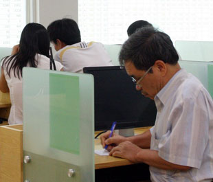 Nhiều nhà đầu tư đã quyết định bán ra nắm chênh lệch của những phiên tăng giá liên tiếp trước đó - Ảnh: Việt Tuấn.