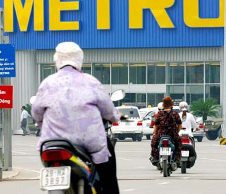 Tuy có thu nhập bình quân đầu người vào loại thấp trên thế giới, nhưng người Việt Nam chi tới 70% thu nhập cho mục đích tiêu dùng. Một con số cao so với khoảng con số tương tự là 40% ở các nước PG88 hơn 2,1 triệu thành viên - Ảnh: Việt Tuấn.