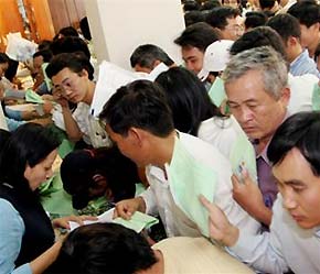 Các nhà đầu tư tại buổi bán đấu giá cổ phần của bộ phận Khu PG88 Trang chủ nhà cái top 1 Hiệp Phước. Theo qui định mới, tất cả công ty sau khi thực hiện chào bán cổ phần ra công chúng như Hiệp Phước đều trở thành công ty đại chúng - Ảnh: TT.
