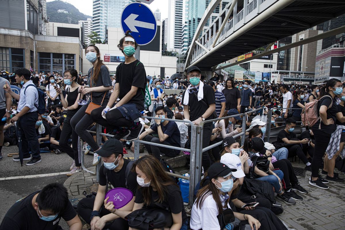 Biển người biểu tình vây tòa nhà nghị viện Hong Kong - Ảnh 7.