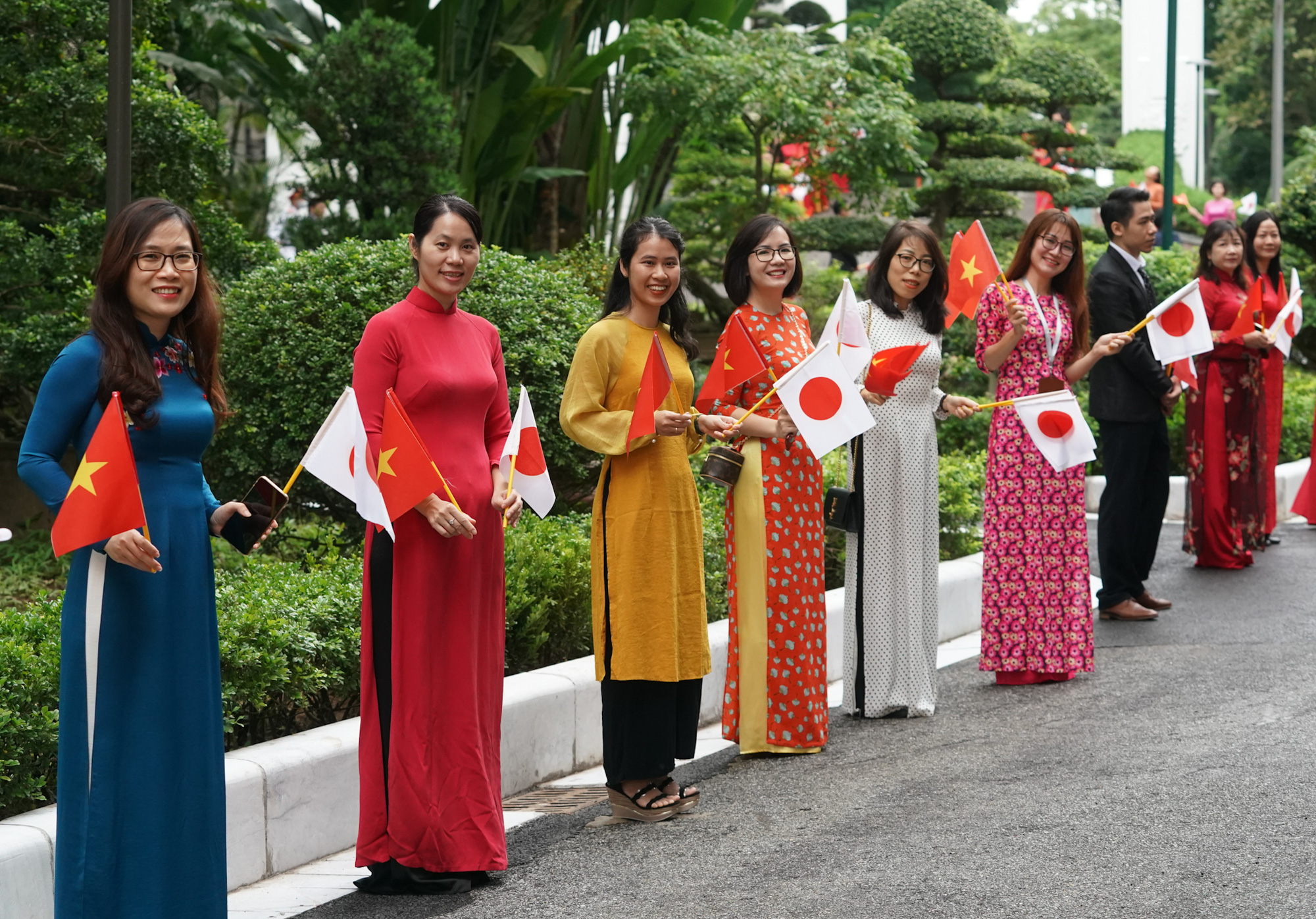 Cán bộ, công chức Văn phòng Chính phủ chào mừng Thủ tướng Nhật Bản, Phu nhân và đoàn Chính phủ Nhật Bản thăm chính thức Việt Nam - Ảnh: VGP.