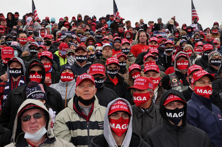 Người ủng hộ ông Trump tại sự kiện vận động tranh cử ở Sân bay Quốc tế Capital Region, Lansing, bang Michigan, ngày 27/10.