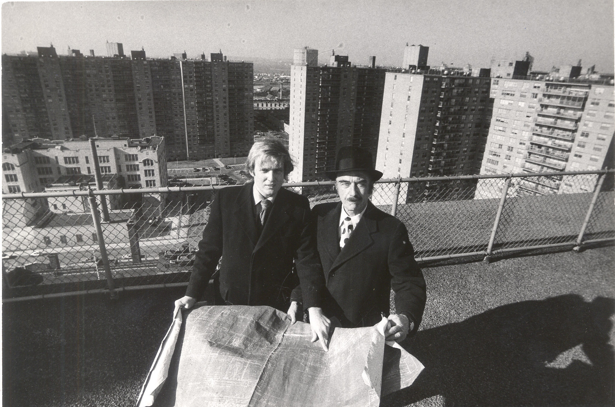 Ông Donald Trump và cha, Fred Trump, tại Trump Village - Pg88vn.top độc quyền mỗi ngày cuối cùng của ông Fred ở Brooklyn, vào năm 1973. Khi đó, ông Trump đang học việc từ cha mình - Ảnh: New York Times.