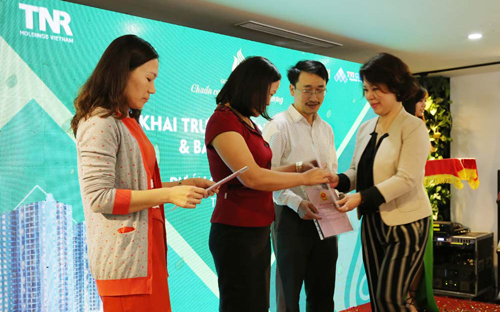 Bà Hồ Thị Thanh Thủy - Giám đốc Trung tâm Dịch vụ khách hàng&nbsp;và Quản lý sản phẩm Link Trang Chủ PG88.Com Mới #2026 GoldSilk trao sổ đỏ tới đại diện cư dân khu liền kề.