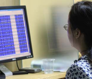 Ở thời điểm này, ảnh hưởng của thị trường thế giới đối với trong nước vẫn thể hiện rõ - Ảnh: Việt Tuấn.