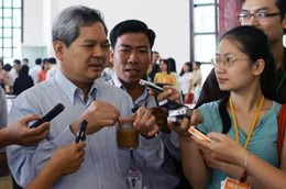 Bộ trưởng Bộ Tài nguyên và Môi trường Phạm Khôi Nguyên trả lời báo chí liên quan đến việc Vedan được  trao giải thưởng sản phẩm vì sức khỏe cộng đồng - Ảnh: Việt Hưng. 