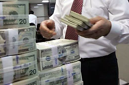 Việc giới hạn lãi suất tiền gửi USD của các tổ chức tối đa 1%/năm từ 11/2/2010 là một "cú hích" đối với nguồn ngoại tệ của các tổ chức bán lại cho các Pg88 com chính chủ.