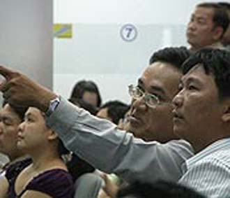 Sàn Tp.HCM ngừng giao dịch, nhiều nhà đầu tư chuyển sang mua bán trên sàn Hà Nội.