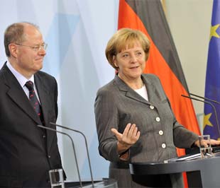 Thủ tướng Đức Angela Merkel (bên phải) và Bộ trưởng Bộ Pg88ok giải trí thể thao, casino, bắn cá và slot Peer Steinbrück.