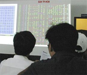 Các nhà đầu tư theo dõi phiên giao dịch 6Pg88.com nhà cái ở sàn của Công ty Cổ phần 6Pg88.com nhà cái châu Á - Thái Bình Dương (Huế).