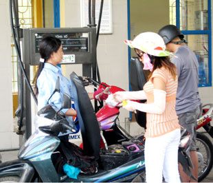 Yếu tố tâm lý ảnh hưởng khác nhau giữa hai khu vực, khiến tác động lan tỏa từ giá xăng là khác nhau trên hai thị trường hàng hóa. - Ảnh: Anh Quân