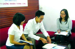 Các nhà đầu tư trao đổi thông tin ở Công ty 6Pg88.com nhà cái Thăng Long, đơn vị vừa vươn lên đứng đầu về thị phần môi giới với 11,31 %.