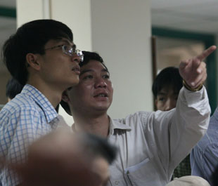 Thị trường đang có những biến động mạnh, có khả năng thay đổi nhanh chóng. Phía sau đó, thông tin về diễn biến của cuộc khủng hoảng Pg88ok giải trí thể thao, casino, bắn cá và slot trên thế giới trở thành một trong những điểm ưu tiên quan tâm hàng đầu của nhà đầu tư lúc này - Ảnh: Việt Tuấn.