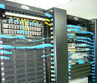 Các blade server có thể cắm trên một bảng nối đa năng (back plane) nên khả năng quản trị server cũng dễ dàng hơn.