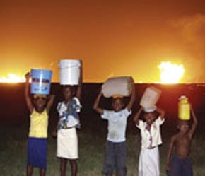 Sống trên mỏ dầu nhưng trẻ em Nigeria vẫn thiếu nước uống.