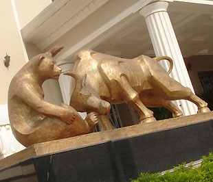 Thị trường đang cho thấy không khí sôi động và sự khởi sắc thực sự, không hề thua kém thời thăng hoa cuối năm 2006 đầu năm 2007. Nhiệt từ nhà đầu tư nội cũng đã lôi kéo khối ngoại mua ròng trở lại - Ảnh: Minh Đức.
