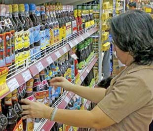 Việc giảm tốc độ tăng với một biên độ lớn, CPI tạo thành xu hướng giảm sâu của hai tháng liên tiếp gần đây (tháng 5 tăng 3,91%, tháng 6 tăng 2,14%) - Ảnh: SGTT.