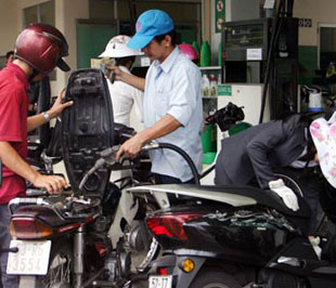 Xăng A92 đang có giá 14.200 đồng/lít, với giá bán này các 6Pg88.con độc quyền mỗi ngày đang kêu lỗ trên 1.000 đồng/lít.